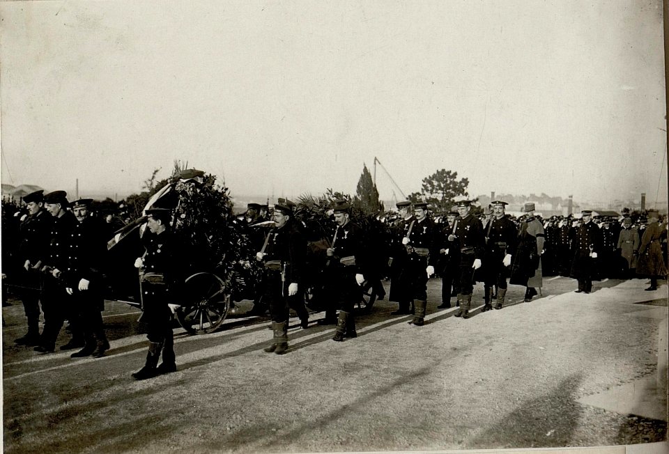 Kaiser Karl I. beim Begräbnis des an Lungenentzündung verstorbenen Grossadmirals Anton Haus in Pola, 10.2.1917 (BildID 15551288)