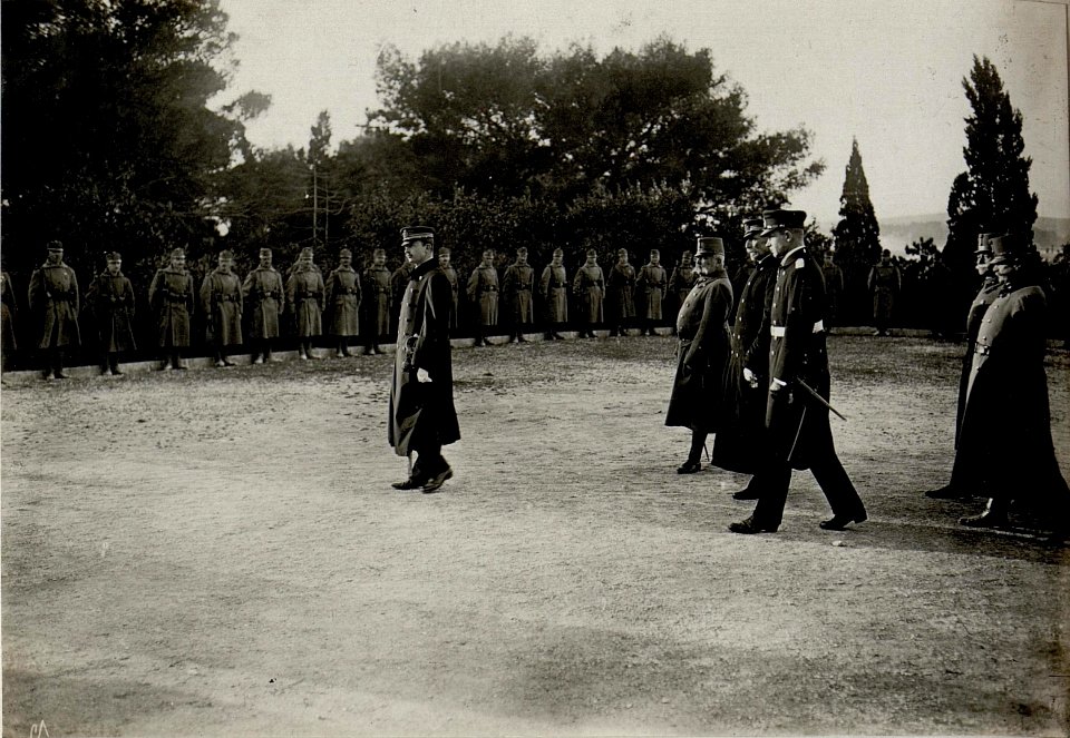Kaiser Karl I. beim Begräbnis des an Lungenentzündung verstorbenen Grossadmirals Anton Haus in Pola, 10.2.1917 (BildID 15551316)