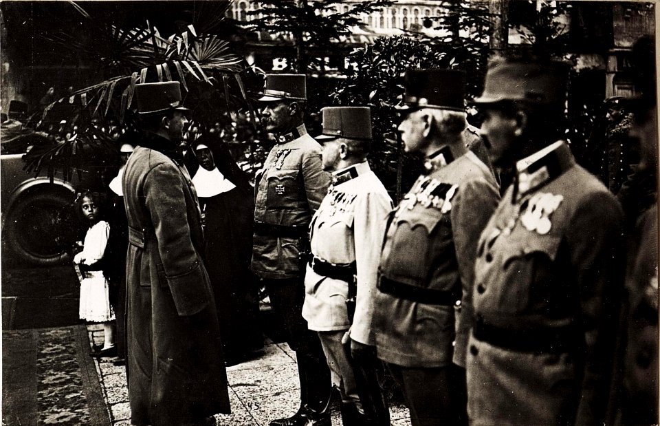 Kaiser Karl I. beim Besuch von Iwano-Frankiwsk (Stanislau) unmittelbar nach der erfolgreichen Gegenoffensive in Galizien am 29.7.1917 (BildID 15566508)