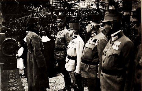 Kaiser Karl I. beim Besuch von Iwano-Frankiwsk (Stanislau) unmittelbar nach der erfolgreichen Gegenoffensive in Galizien am 29.7.1917 (BildID 15566508)