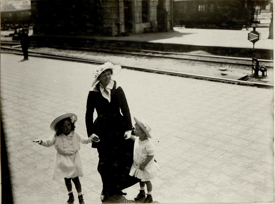 Kaiserin Zita verabschiedet gemeinsam mit den beiden Kindern Otto und Adelheid Kaiser Karl I. am Bahnhof Hütteldorf (BildID 15552870)