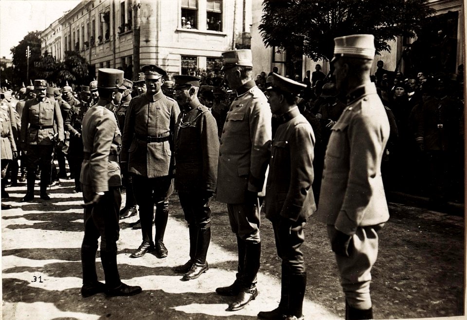 Kaiser Karl I. im rückeroberten Tarnopol am 30.7.1917 unmittelbar nach der erfolgreichen Gegenoffensive (BildID 15566683)