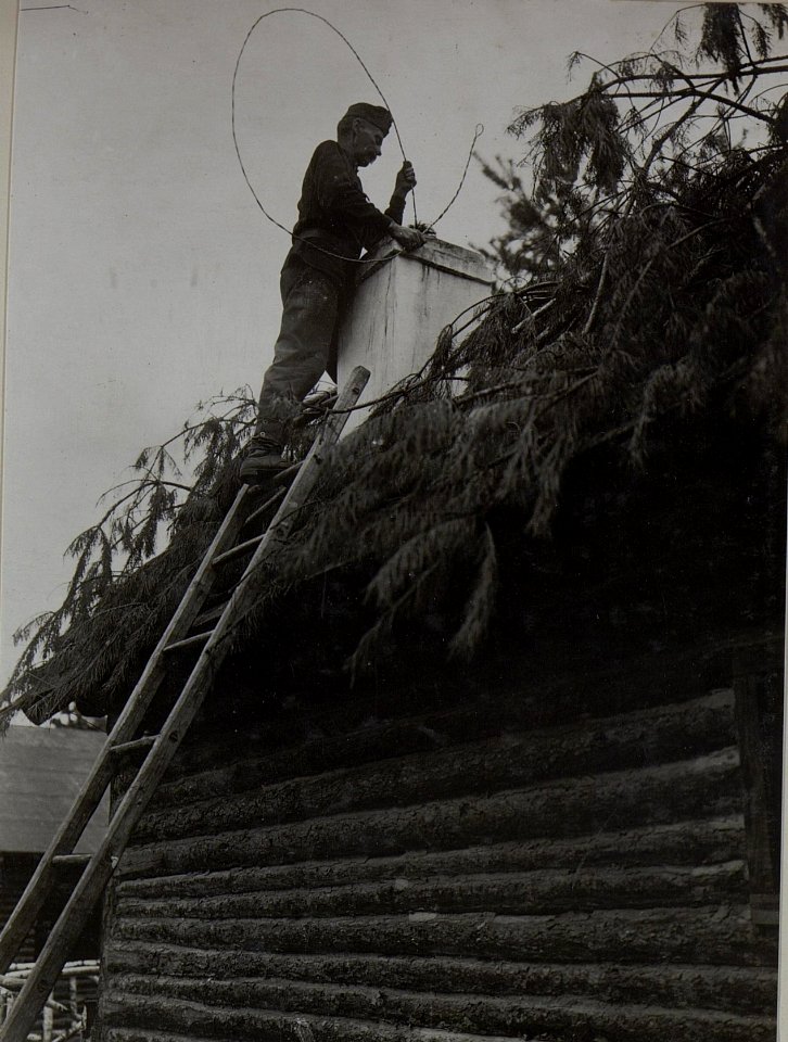 Kaminfeger bei der Arbeit, Unterkunft der 25. Infanteriedivision vermutlich in der Region um Dubno (BildID 15445592)