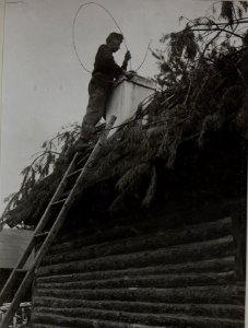 Kaminfeger bei der Arbeit, Unterkunft der 25. Infanteriedivision vermutlich in der Region um Dubno (BildID 15445592)