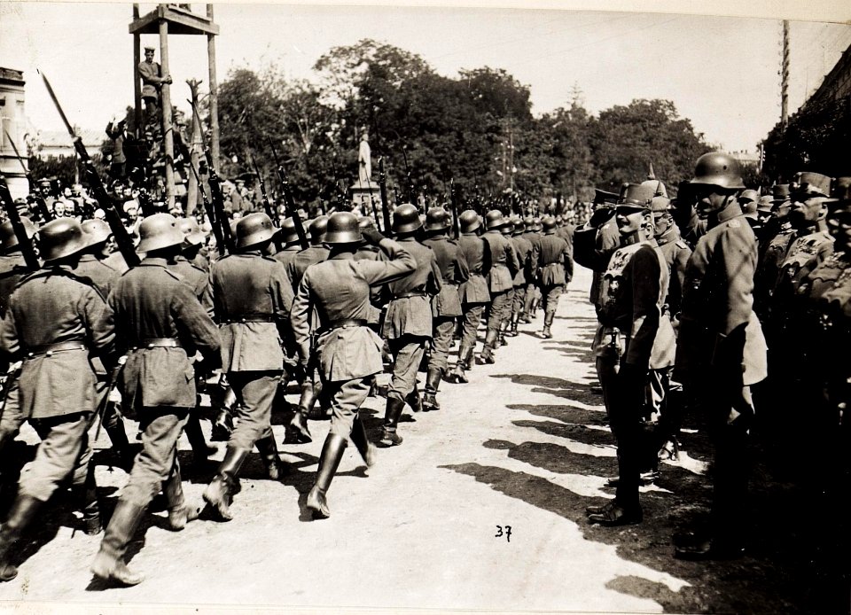 Kaiser Karl I. im rückeroberten Tarnopol am 30.7.1917 unmittelbar nach der erfolgreichen Gegenoffensive (BildID 15566711)