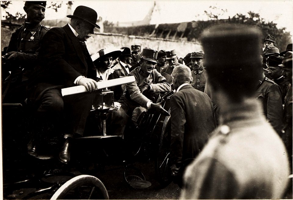 Kaiser Karl I. und Kaiserin Zita besuchen das am 21.5.1917 von einem Brand zerstörte Gyöngyös am 23.5.1917 (BildID 15564805)
