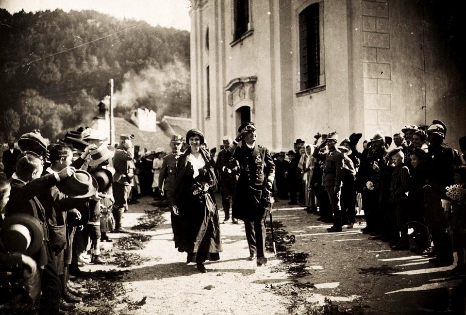 Kaiser Karl I. und Kaiserin Zita in Postojna (Adelsberg) am 3. Juni 1917. Vom 1. Juni 1917 bis zum 6. Juni 1917 bereiste Karl I. die Isonzofront, Istrien, Kärnten und Vorarlberg (BildID 15565037)