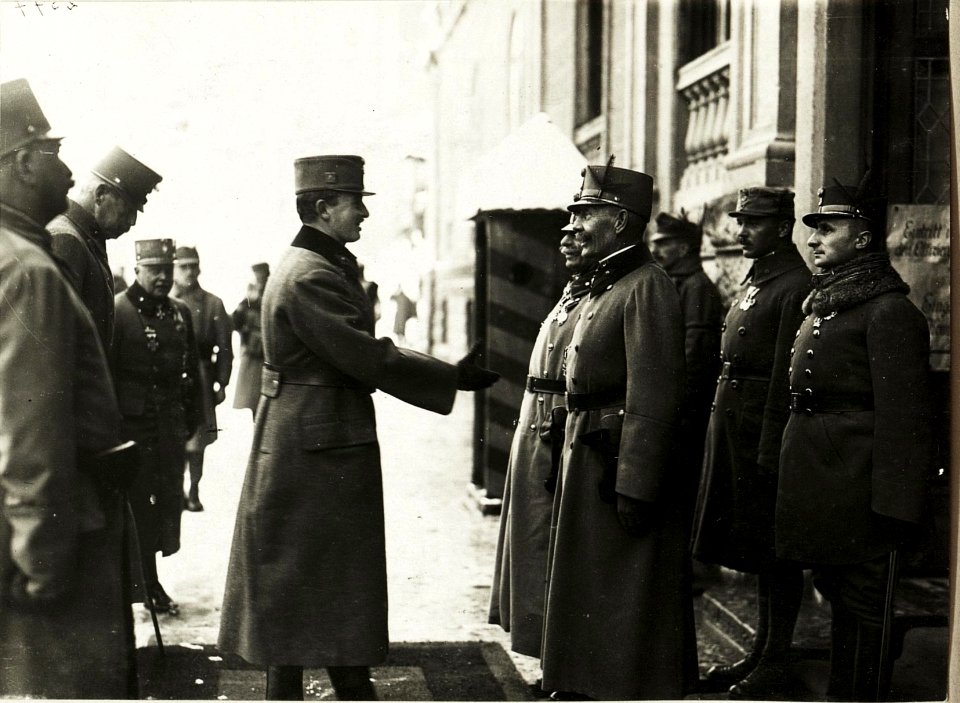 Kaiser Karl I., .Besuch in Trient,, Meldung des Rayonskommandanten III. Exzellenz Können-Horak (beim Hotel Trento). Im Bild links, General Rohr, Erzherzog Eugen, Generalmajor v. Soos. Rechts, Major (BildID 15415183)