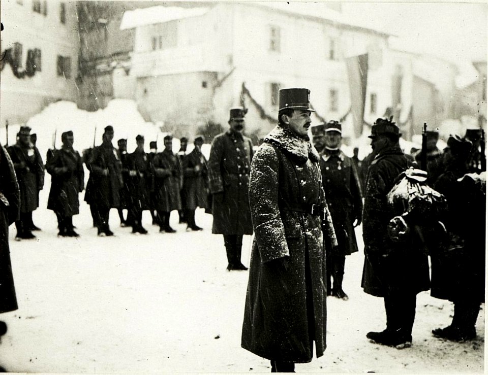 Kaiser Karl I., Besuch in Moena, Inspizierung der Truppe. (BildID 15415666)