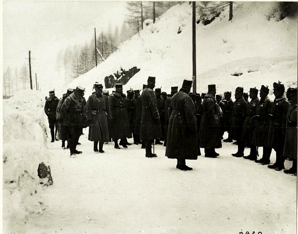 Kaiser Karl I., Besuch in Moena, Inspizierung der Truppe. (BildID 15415695)