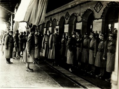 Kaiser Karl I., Besuch in Trient, Empfang am Bahnhof. (ganz links, Generalmajor Karl Soos von Bavok, Generalstabschef der 11. Armee; hinter Erzherzog Eugen, Generaladjutant Feldmarschallleutnant von (BildID 15415730)
