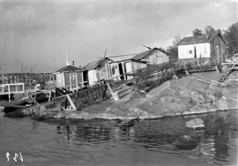 Kalastajien kojuja ja verkkoja Jätkäsaaren kallioilla - N1952 (hkm.HKMS000005-000001ae)
