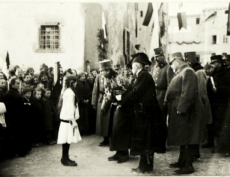 Kaiser Karl I., Besuch in Vezzano, Ansprache von einem Mädchen. (BildID 15415519)
