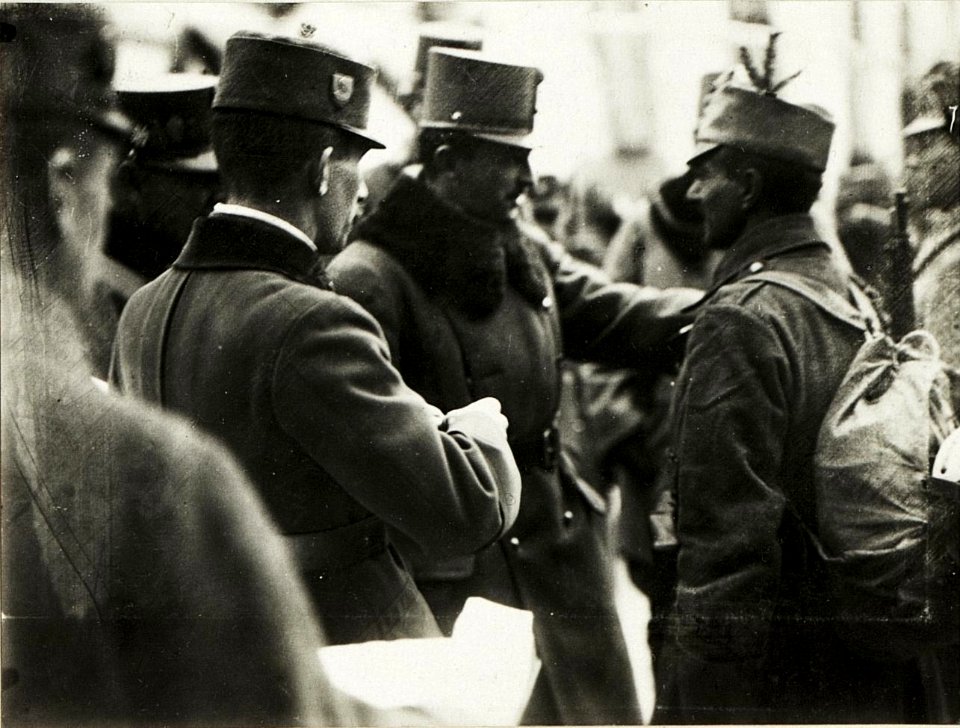 Kaiser Karl I., Besuch in Vezzano, Dekorierung der Mannschaft. (BildID 15415533)