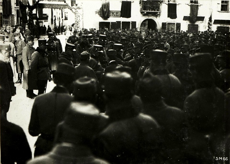 Kaiser Karl I., Besuch in Vezzano, Inspizierung der Truppe. (BildID 15415582)