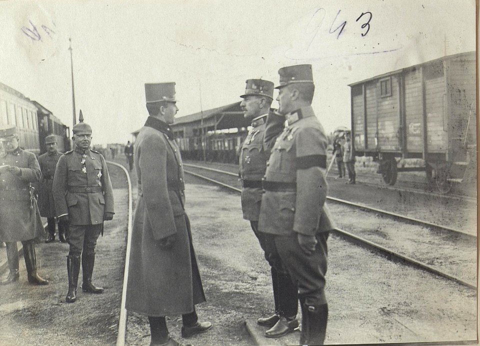 Kaiser Karl im Gespräche mit G.M.v.Unschuld u.Gstb.Chef XXV.K. (BildID 15727537)