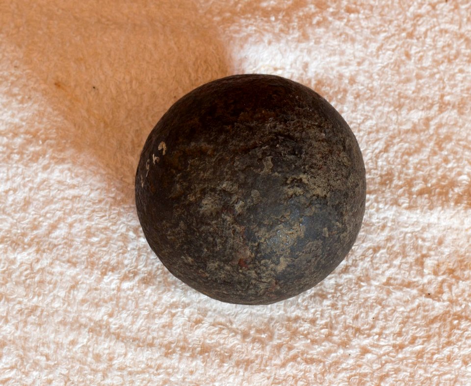 Kanonkula av järn, så kallad lod - Skoklosters slott - 108884