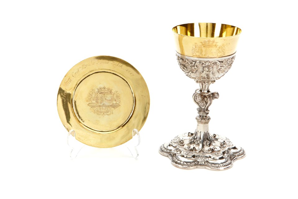 Kalk av silver, förgylld kupa med holk med tre stenar, band och blomornamentik - Skoklosters slott - 92217
