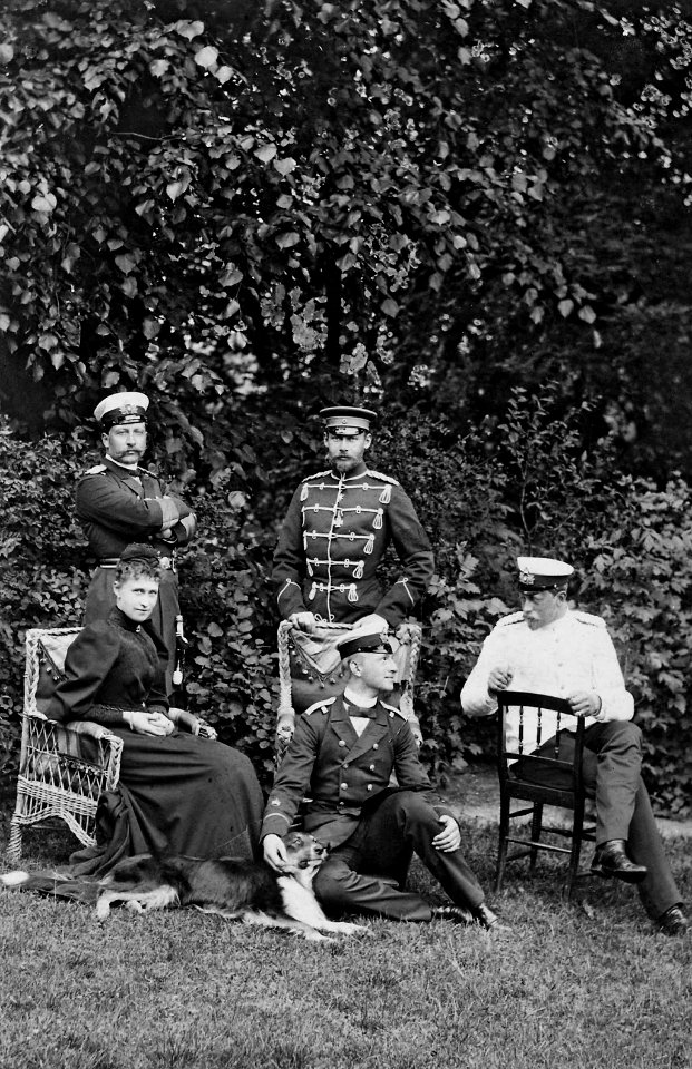 Kaiser Wilhelm II. mit seinen Brüdern (rechts Heinrich) und Schwägerin Irene (links) im Kieler Schloßgarten (Kiel 44.824)