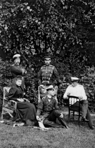 Kaiser Wilhelm II. mit seinen Brüdern (rechts Heinrich) und Schwägerin Irene (links) im Kieler Schloßgarten (Kiel 44.824)
