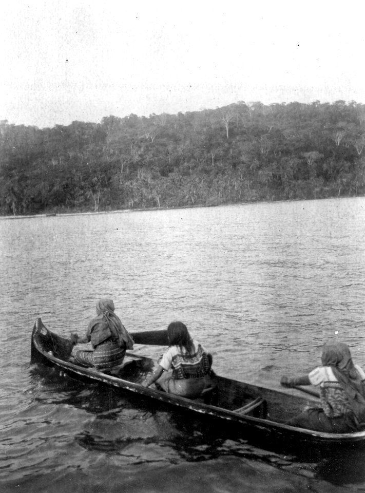 Kanot med kvinnor passeras. Stam, Cuna. Lokal, Isla de Pinos, San Blas, Panamá - SMVK - 004465