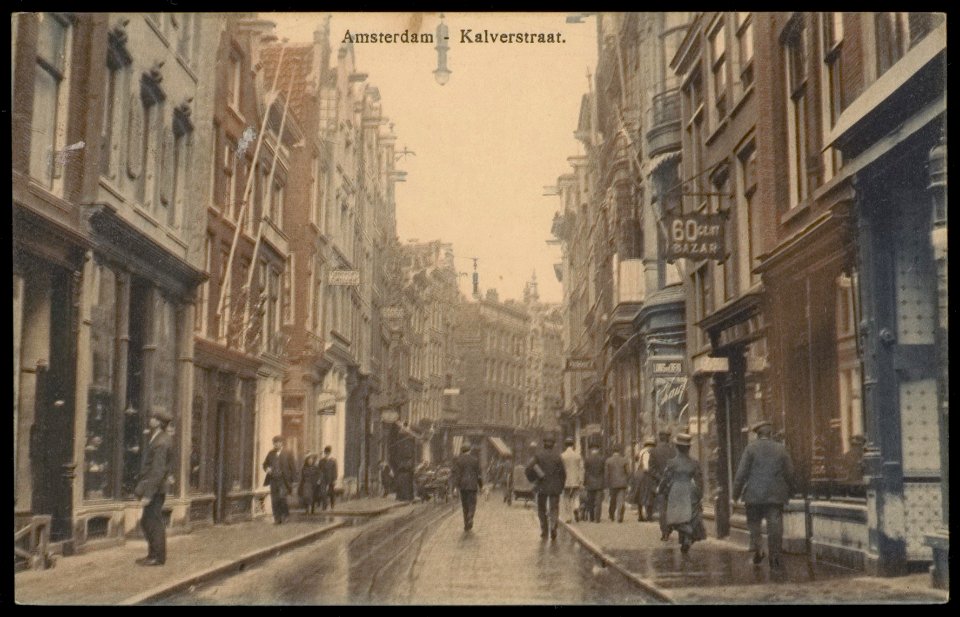 Kalverstraat gezien vanaf Munt naar Heiligeweg. Uitgave B. Brouwer, Amsterdam, Afb PBKD00358000006