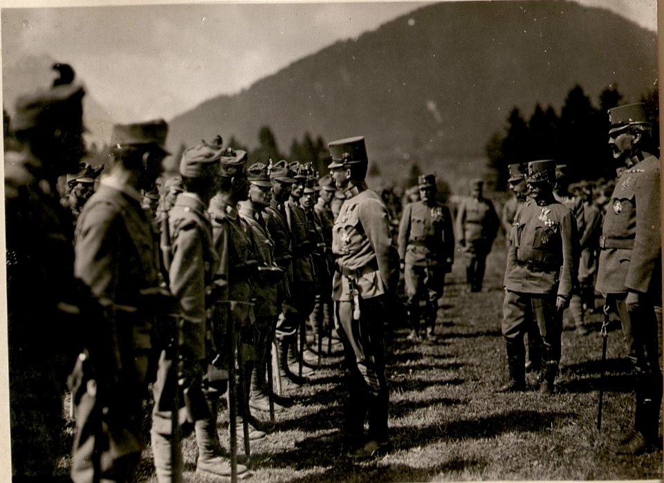 Kaiserbesuch in Tarvis, Truppeninspizierung durch Sr.Majestät. (4-6.1917.) (BildID 15798873)