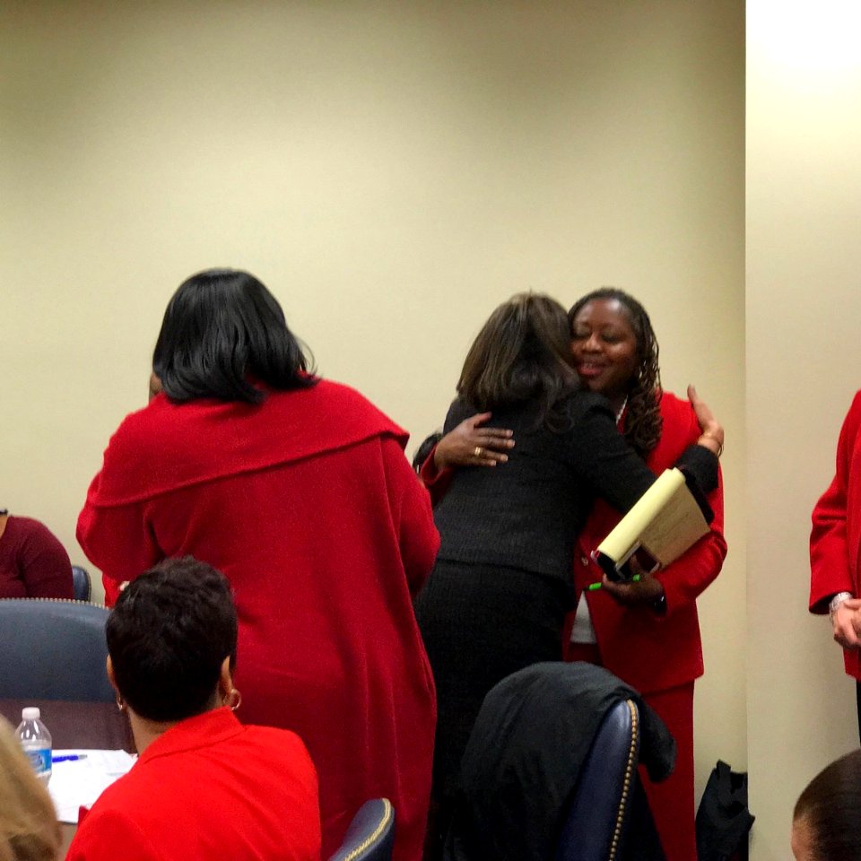 Kamala Harris with Delta Sigma Theta members C6VC5M1XQAA8-KF