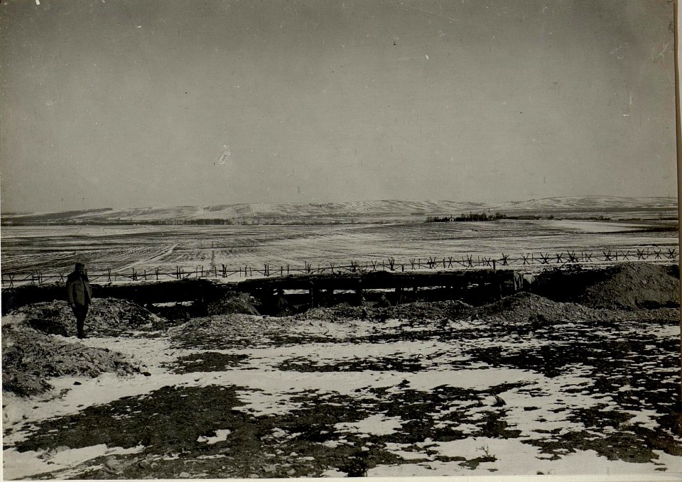 Kampdstellung des Fj.Baons 31, an der Nida südwestl.Mokrsko. Im Hintergrund der Ort Mokrsko mit Ruine Sobjesky. (BildID 15539803)