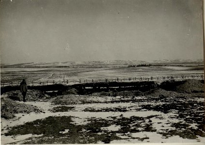 Kampdstellung des Fj.Baons 31, an der Nida südwestl.Mokrsko. Im Hintergrund der Ort Mokrsko mit Ruine Sobjesky. (BildID 15539803)