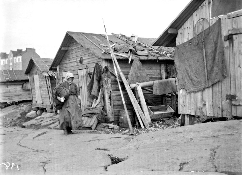 Kalastajien kojuja Matalasalmenkadun nykyisen Hernesaarenkadun päässä - N1965 (hkm.HKMS000005-000001ay)