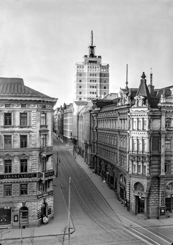 Kalevankatu 1,3, 5. Taustalla Hotelli Torni - N25359 (hkm.HKMS000005-km003008)