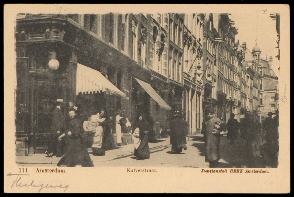 Kalverstraat 152-188 vanaf op de achtergrond Spui naar kruising Heiligeweg op de voorgrond. Uitgave Kunstanstalt Herz, Amsterdam, Afb PBKD00353000013