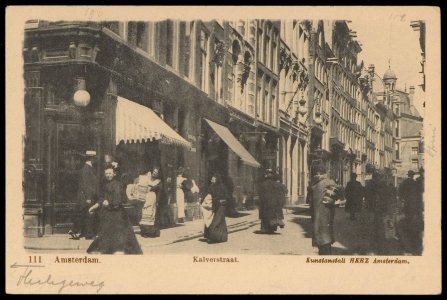 Kalverstraat 152-188 vanaf op de achtergrond Spui naar kruising Heiligeweg op de voorgrond. Uitgave Kunstanstalt Herz, Amsterdam, Afb PBKD00353000013