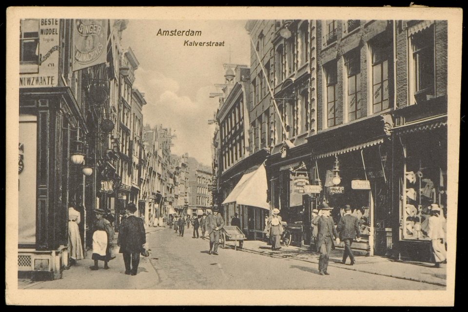 Kalverstraat met links ingang Heiligeweg, richting Spui. Uitgave A. Vigevano, Amsterdam, Afb PBKD00353000011