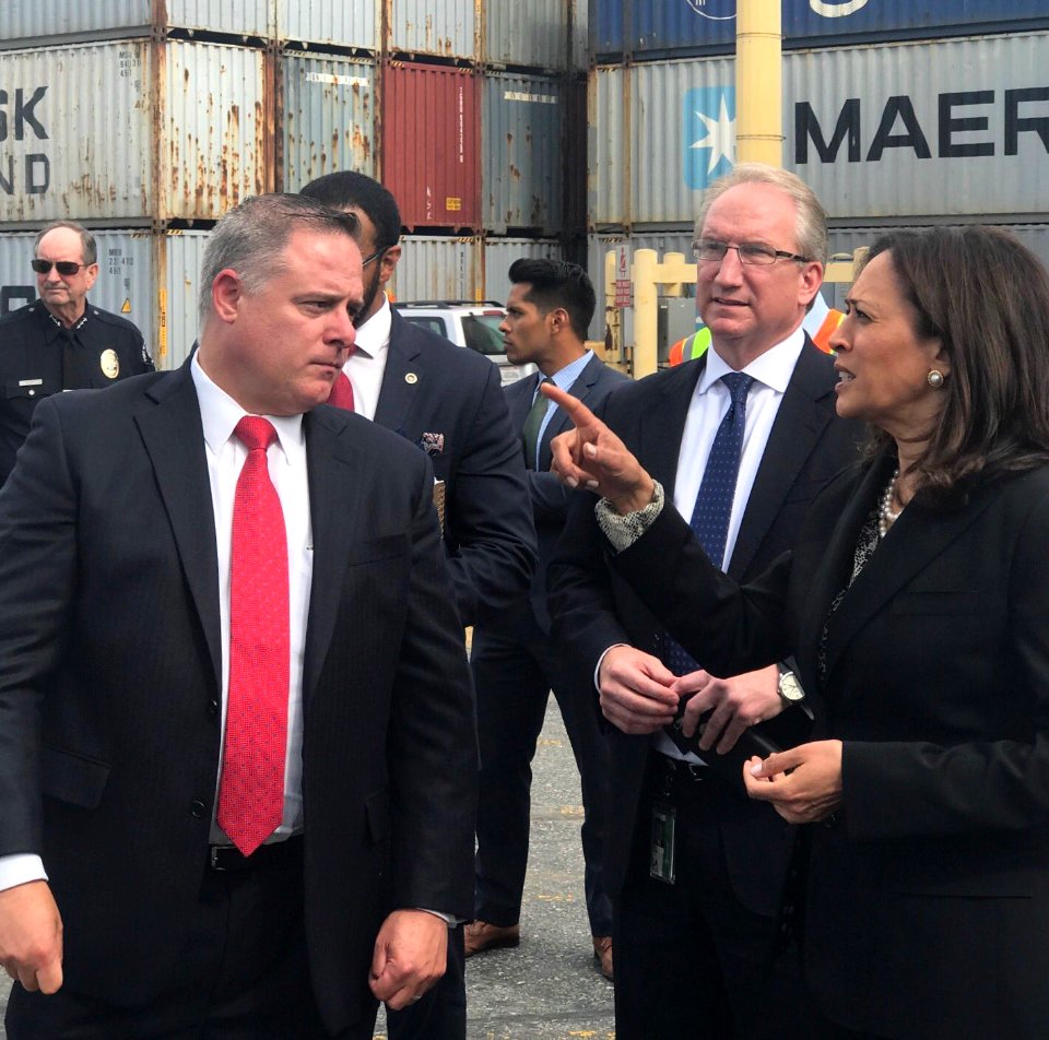 Kamala Harris touring Port of LA DBMvcmTW0AES06M