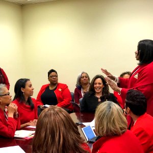 Kamala Harris with Delta Sigma Theta members C6VC7o2XMAABkOI