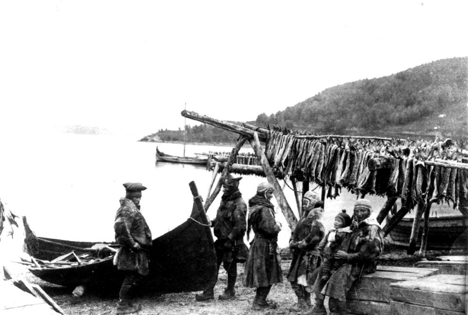 Karesuando-samer ved robåt på sommeropphold i Lyngseidet ca. 1884-90 - Norsk folkemuseum - NF.09881-002