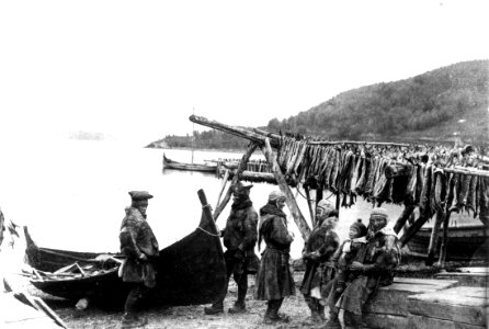 Karesuando-samer ved robåt på sommeropphold i Lyngseidet ca. 1884-90 - Norsk folkemuseum - NF.09881-002