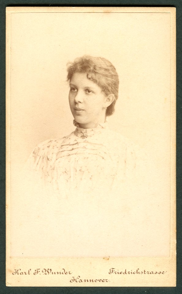 Karl F. Wunder CDV junge Frau Brustbild Leipzig Georg Brokesch Bildseite