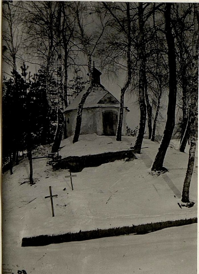 Kapelle mit Soldatengräber des I.R.1, und russisches Grab samt Unterstand neben der Kirche in Dlucic. (BildID 15538116)