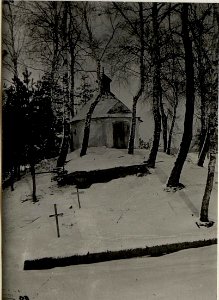 Kapelle mit Soldatengräber des I.R.1, und russisches Grab samt Unterstand neben der Kirche in Dlucic. (BildID 15538116)