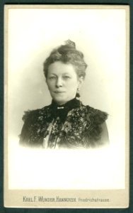 Karl F. Wunder CDV Brustbild Dame mit Spitze und Krönchen Bildseite