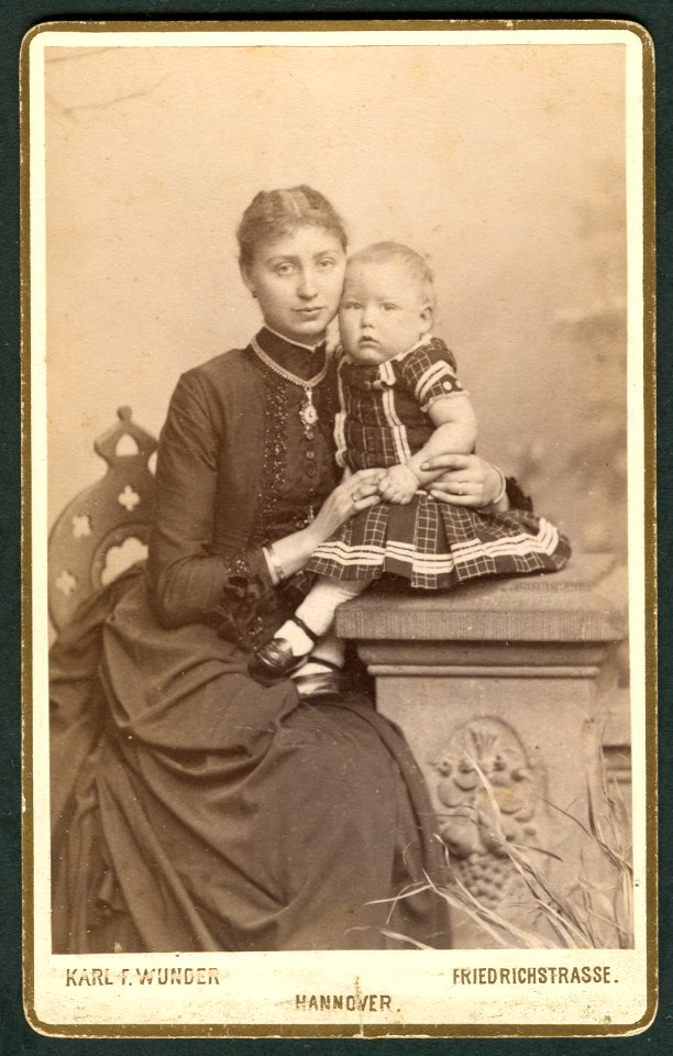 Karl F. Wunder CDV junge Mutter mit Tournüre und Kind Bildseite