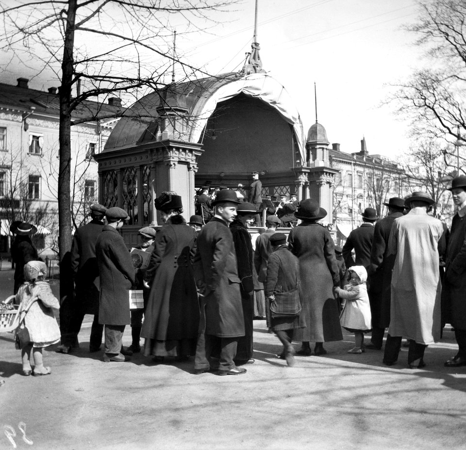 Kappeliesplanaadi, kapellimestari Alexei Apostol johtaa orkesteria Esplanadin soittolavalla - N1808 (hkm.HKMS000005-0000016o)