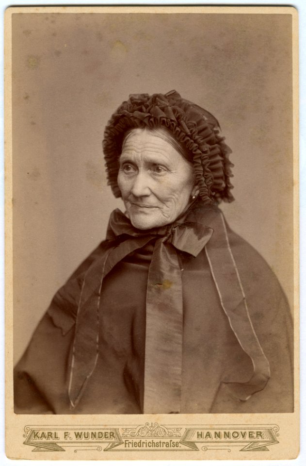 Karl F. Wunder KAB Alte Dame mit Haube