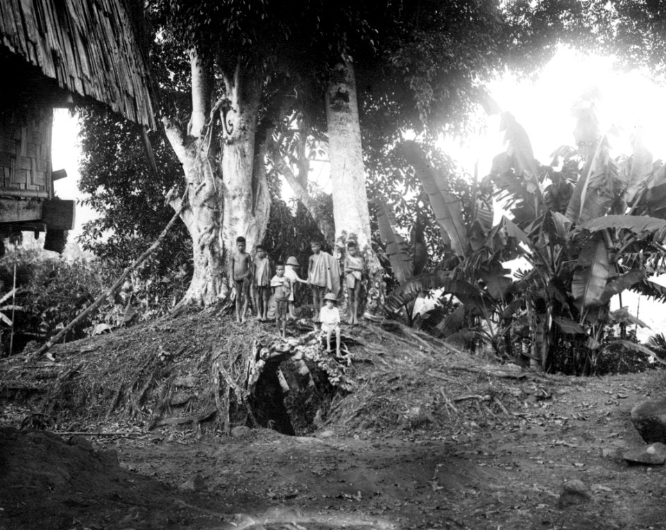 Kantewoe, Central-Celebes. Norra och mindre ingången till byn, sedd från bysidan. Kantewoe - SMVK - 000295