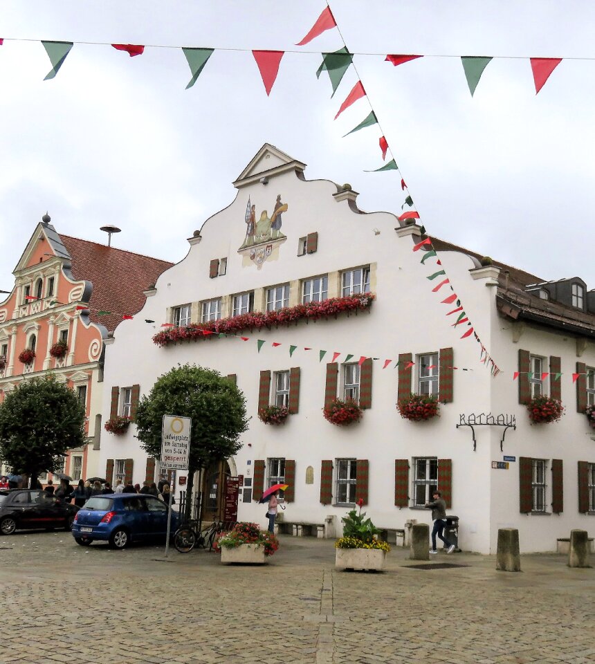 Building mural a curved gable