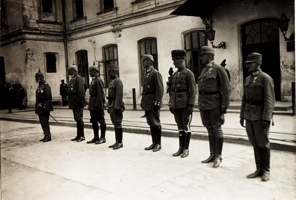 Karl I. in Galizien während der Gegenoffensive, die von Mitte Juli 1917 bis Anfang August andauerte. (BildID 15566319)