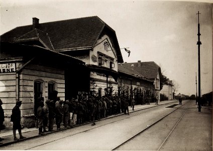 Karl I. in Galizien während der Gegenoffensive, die von Mitte Juli 1917 bis Anfang August andauerte. Hier trifft er am 22. Juli in Busk ein (BildID 15566291)